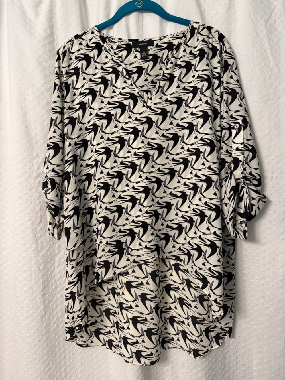 Alfani Black & White Abstract V-Neck Short Sleeve Shirt Size 14